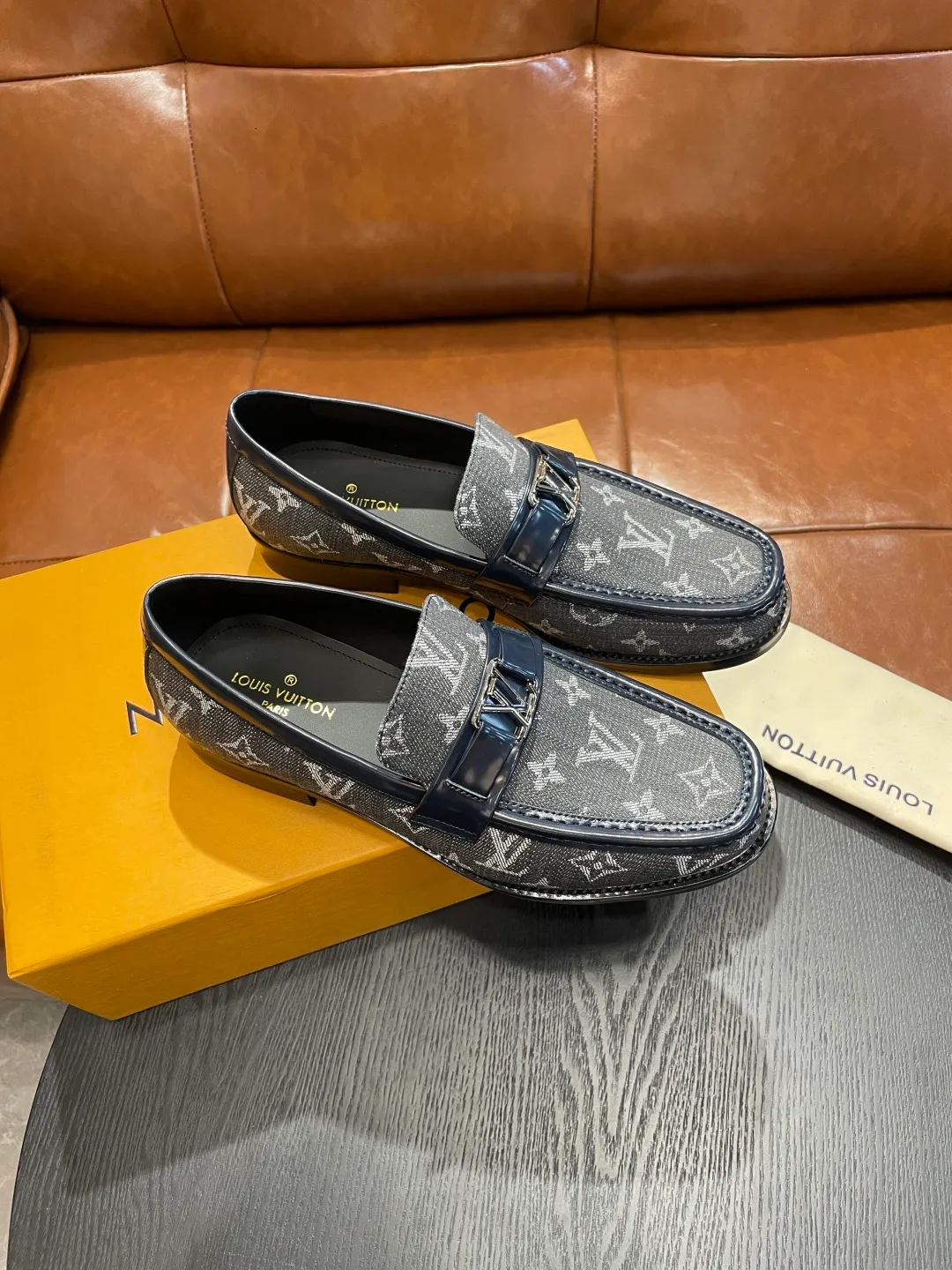 [LV] Leather shoes - High-end quality - Upper: 🔝Tumbled cowhide, Nappa cowhide, brand logo sewn on the shoe body - Inner: cowhide, foot pad; water-dyed cowhide - Outsole: T men's shoes 💰R·Rubber foam; two-color molded outsole -Super high quality control·Fine workmanship: highlighted (high-end·luxury·grade) -Size: 38-44 (45 can be customized)